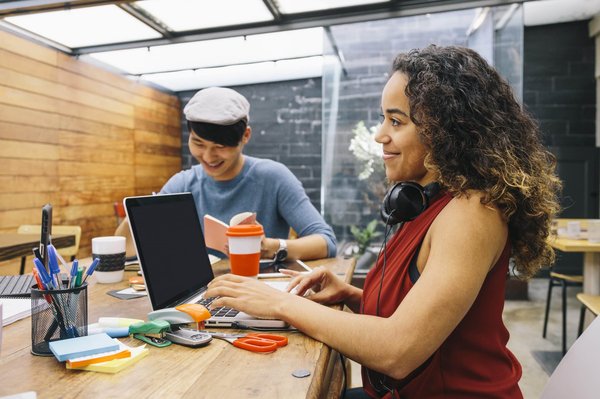 Astuces pour économiser de l'espace dans votre sac à dos en camping.